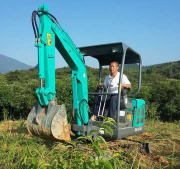 小型挖掘機(jī)